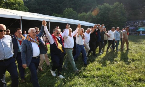 Bursa'da Güreş Coşkusu: 63. Tarihi Çalı Güreşleri'nde Kırkpınar Başpehlivanları Er Meydanında!