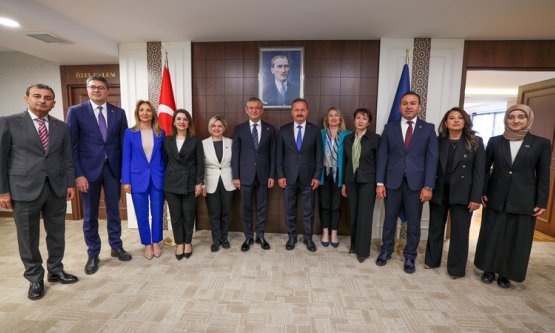 CHP Lideri Özgür Özel'den Anahtar Parti'ye 'Hayırlı Olsun' Ziyareti: Siyasette Yeni Dönem Vurgusu