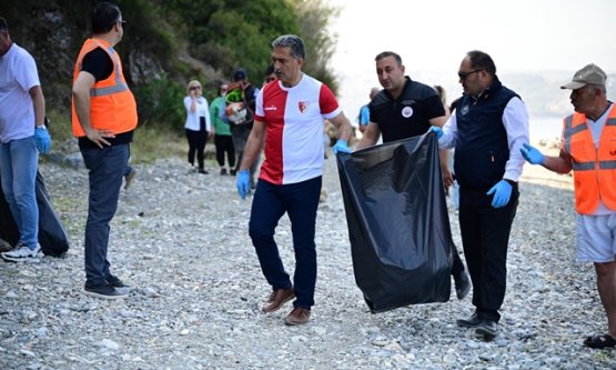 Gemlik Belediyesi Yeni Sahil Yolunu Temizlikle Açıyor: Çevre Bilinci Vurgusu!
