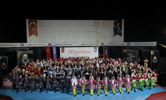 İnegöl Belediyesi Halk Dansları Topluluğu 14. Yılını Görkemli Gösteriyle Kutladı!