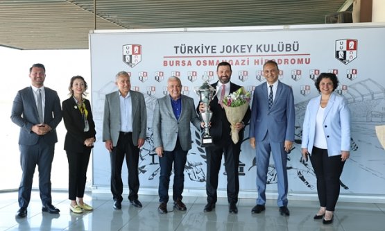 Nilüfer Belediye Başkanlığı Koşusu'nu 'Taşan' Kazandı: Jokey Gökhan Kocakaya Zafere Taşıdı!