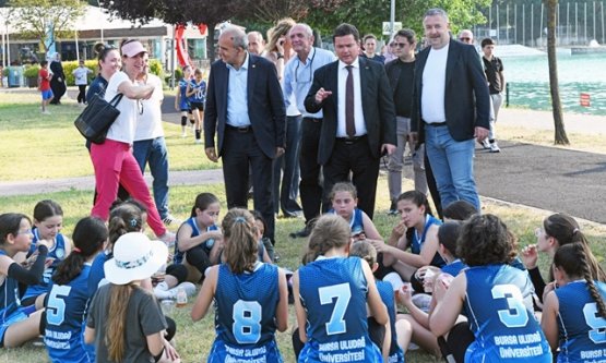 Osmangazi Belediyesi'nden Türkiye'de Bir İlk: 1500 Kız Çocuğu Mini Voleybol Şenliği'nde Buluştu!
