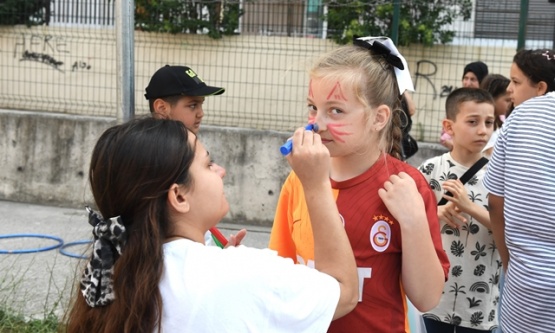 Osmangazi Belediyesi Yetenek Evleri'nde Yıl Sonu Şenliği: Atölye Pazarlarıyla Hem Sergi Hem Eğlence!