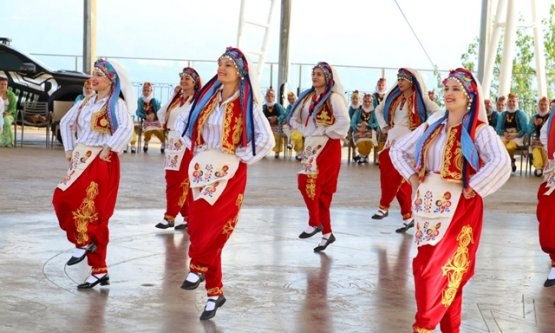 Türkiye Yüzyılı Maarif Modeli Kapsamında 'Maarif Halk Dansları Şenliği' Sakarya'da Coşkuyla Kutlandı! Bursa Topluluğu Sahne Aldı