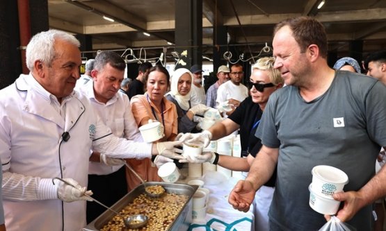 Başkan Şadi Özdemir Fethiye'de Aşure Dağıttı: Esnafla ve Vatandaşla Sohbette Pahalı Hayat Gündemde!