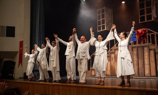 Bursa Büyükşehir Belediyesi Şehir Tiyatrosu, Kıbrıs Tiyatro Festivali'nde Sahne Aldı: 'Kısa Süren Saltanat' Tam Not Aldı!
