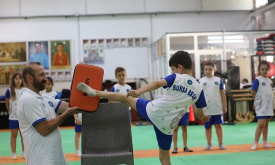 Bursa Büyükşehir Belediyesi Yaz Spor Okulları Başladı: Çocuklar 12 Branşta Hem Eğleniyor Hem Öğreniyor!