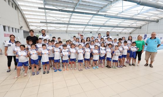 Bursa Büyükşehir Belediyesi Yaz Spor Okulları'nda İlk Dönem Coşkusu: Minik Yüzücüler Sertifikalarını Aldı!