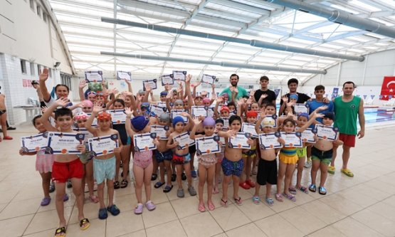 Bursa Büyükşehir Yaz Spor Okulları'nda Yüzme Coşkusu Devam Ediyor: İkinci Dönem Sertifikaları Verildi!