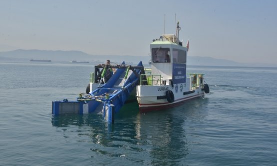 Bursa Sahilleri Yaz Sezonuna Hazır: Büyükşehir Belediyesi'nden Kapsamlı Deniz Yüzeyi Temizliği!