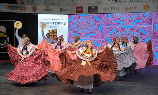 İnegöl Festivali'nde Kardeşlik Rüzgarları Esti: Yabancı Danslar ve Yöresel Lezzetler Bir Arada!