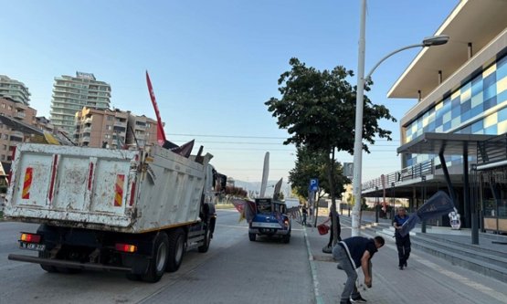 Nilüfer Belediyesi Zabıtasından Cadde ve Kaldırım Düzenlemesi: Estetik ve Halk Sağlığı İçin Duba ve Tabela Operasyonu!