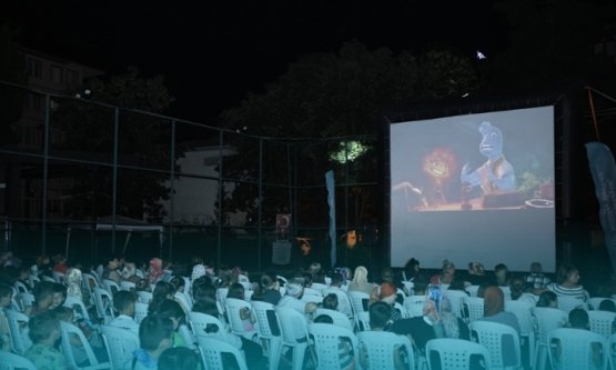 Nilüfer'de Yaz Akşamları Sinemayla Şenleniyor: Çocuklar İçin Açık Hava Keyfi!