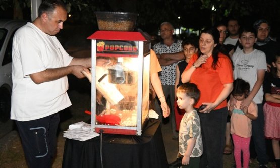 Osmangazi Belediyesi'nden Çocuklara Yaz Şenliği: Mahallelerde Açık Hava Sinema Keyfi!