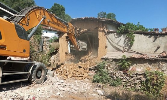 Osmangazi Belediyesi'nden Güvenli ve Estetik Kent Hamlesi: Metruk Bina Yıkımları Hız Kesmiyor!
