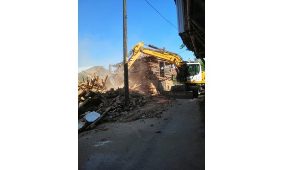 Osmangazi Belediyesi'nden Güvenliğe Odaklı Yıkımlar: Güneybudaklar'da 3 Metruk Bina Ortadan Kaldırıldı!