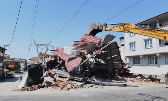 Osmangazi Belediyesi'nden Kaçak Yapıya Geçit Yok: Yüksek Gerilim Hattı Altındaki İş Yeri Yıkıldı!