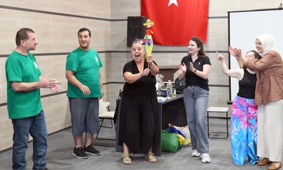 Osmangazi Belediyesi OBAM'da Özel Bireyler Sanatla Coştu: Müzik ve Resimle Gelişim!