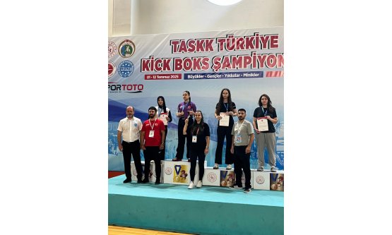 Türkiye Kick Boks Şampiyonası İzmir'de Tamamlandı: Disiplin ve Milli Ruh Sahnedeydi!
