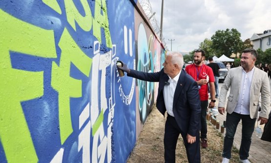 Türkiye'nin En Büyük Graffiti Şenliği Bursa'da Sanatseverleri Buluşturdu: Hipodrom Duvarları Tuvale Dönüştü!