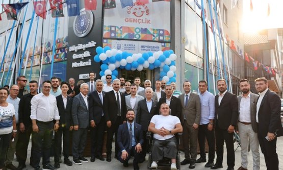 Bursa Büyükşehir Belediyesi'nden Gemlik'e Modern Gençlik Merkezi: Gençlerin Yeni Buluşma Noktası Açıldı!