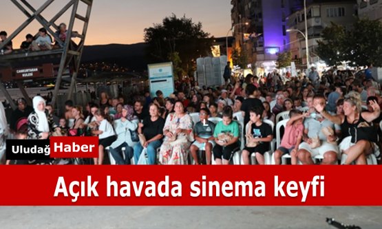 Bursa'da Açık Hava Sineması Coşkusu: Kamyoled Tüm Şehri Geziyor