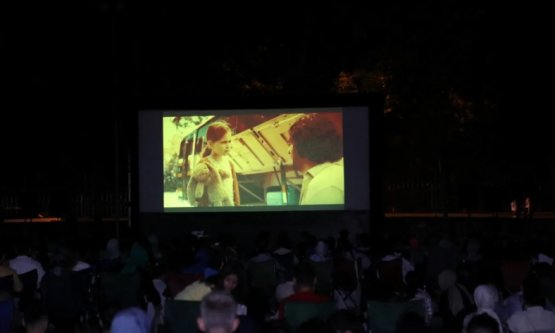 İnegöl Belediyesi'nden Nostaljik Açık Hava Sinema Gecesi