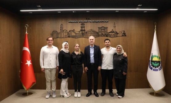 İnegöl Belediyesi'nin Nöbetçi Kitaphaneleri Başarı Getirdi: İTÜ'yü Kazanan Öğrencilerden Başkan Taban'a Ziyaret