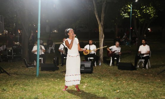 Nilüfer'de Mahalle Şenliği: Ataevler Gezi Parkı'nda Müzik Dolu Gece