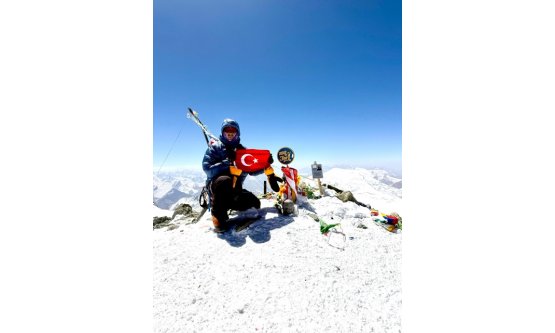 Nilüferli Zabıta, Lenin Peak Zirvesinde Türk Bayrağını Dalgalandırdı