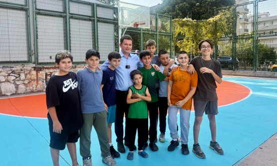 Osmangazi Belediyesi Basketbol Sahalarını Sanatla Buluşturuyor: Başkan Aydın Gençlerle Fırça Tuttu!