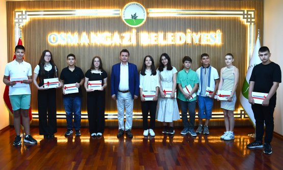 Osmangazi Belediyesi'nden Sınav Başarısına Dijital Destek: Dereceye Giren Öğrenciler Ödüllendirildi!