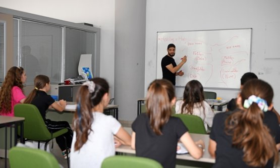 Osmangazi Belediyesi'nden 'Happy Bus” Projesi: Yabancı Öğrencilerle Çocuklara Ücretsiz İngilizce Eğitimi!