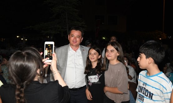 Osmangazi'de Yaz Eğlencesi Devam Ediyor: Güneştepe'de Açık Hava Sineması Coşkusu