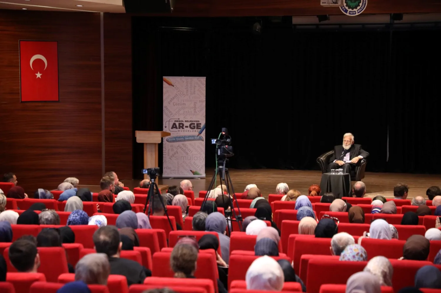 Prof. Dr. Sadettin Ökten İnegöl'de 'Medeniyet ve Kimlik' Söyleşisi Verdi