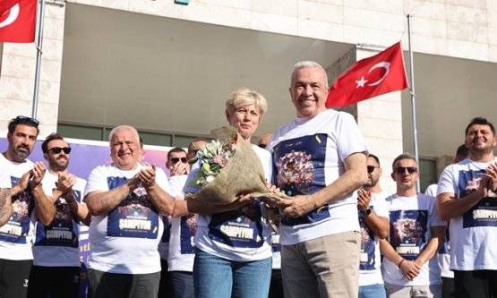 Süper Kupa Nilüfer'de: Nilüfer Belediyespor Şampiyonluk Coşkusunu Başkan Özdemir'le Paylaştı