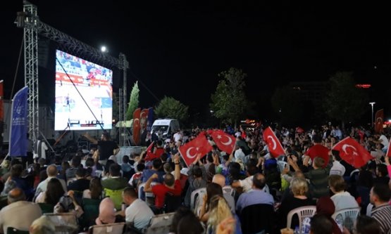 Bursalılar, Milli Takımın Final Coşkusunu Dev Ekranda Yaşadı