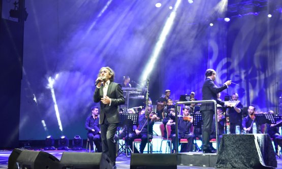 63. Bursa Festivali Coşkusu Devam Ediyor: Fettah Can, Atatürk Kültür Merkezi'nde Sahne Aldı