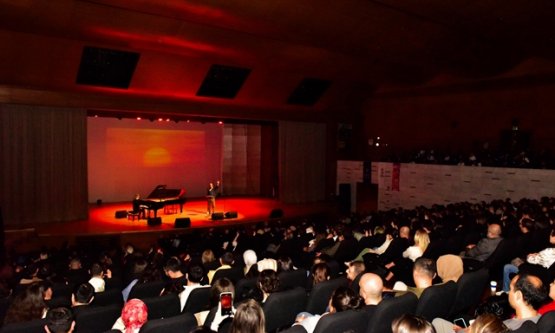 63. Bursa Festivali'nde Şiir ve Müzik Buluşması: Hüsnü Arkan ve Dengin Ceyhan Sahne Aldı