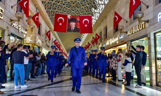 Bursa Büyükşehir Bandosu'ndan Tarihi Hanlar Bölgesi'nde Cumhuriyet Konseri: Esnaf ve Turistler Coşkuya Ortak Oldu