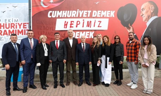 Bursa'da 'Cumhuriyet Demek...' Kampanyasına Yoğun İlgi: Başkan Bozbey 'Hepimiz Demek' Dedi