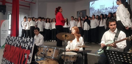 Bursa Erkek Lisesi'nden Anlamlı 29 Ekim Töreni: 'Cumhuriyeti Biz Böyle Kazandık' Oratoryosu Sahnelendi