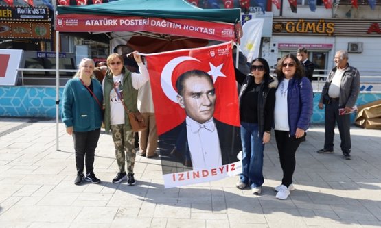 Bursa Kırmızı Beyaza Bürünüyor: Bursa Büyükşehir Belediyesi'nden 17 İlçede Ücretsiz Ata Posteri Dağıtımı