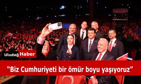 Bursa Tek Yürek: FSM Bulvarı'nda Yüz Binlerle Cumhuriyet Yürüyüşü ve Edis Konseri