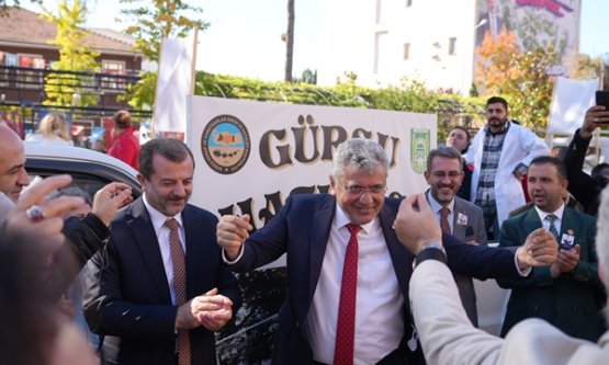 Gürsu'da Cumhuriyet Şöleni: Nostaljik Araç, Atlı Kortej ve Temsili Traş Gösterisi Coşturdu