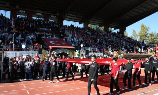 İnegöl'de 29 Ekim Cumhuriyet Bayramı Coşkusu Dorukta: İlçe Stadyumu Kırmızı Beyaza Büründü