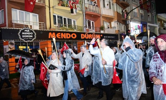 Kestel'de Cumhuriyet Coşkusu Zirvede: Müzikal Gösteri ve Fener Alayı Büyüledi