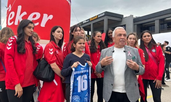 Nilüfer Belediyespor Eker Kadın Voleybol Takımı Yeni Sezon Öncesi Taraftarıyla Buluştu