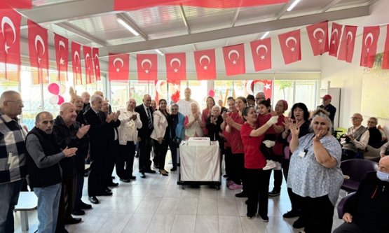 Nilüfer'de Cumhuriyet Coşkusu Huzurevleri ve Konukevine Taşındı: Yaşlılar ve Hastalar İçin Renkli Kutlama
