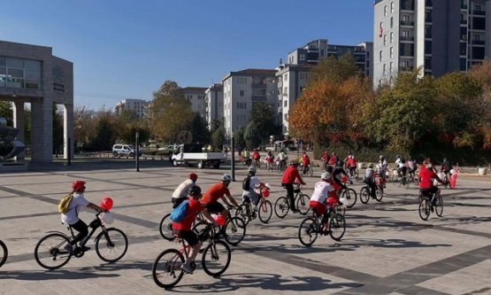 Nilüfer'de Cumhuriyet Coşkusu Pedallarla Sokaklara Taşındı: Geleneksel Bisiklet Turu Yoğun İlgi Gördü